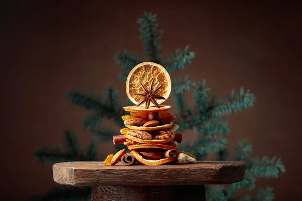 Sušené Ovoce Ořechy Starém Dřevěném Stole Vánoční Zátiší Smrkovými Větvemi — Stock fotografie