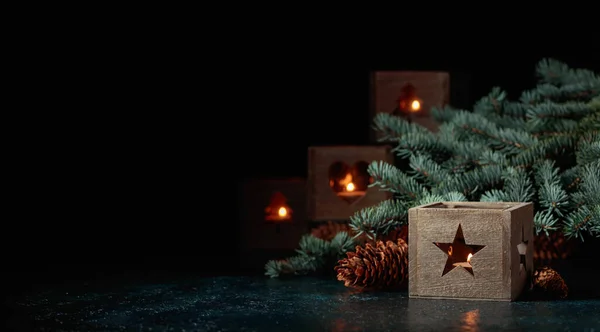 圣诞节依然存在 有云杉枝条 在古老的木制灯笼中燃着蜡烛 复制空间 — 图库照片