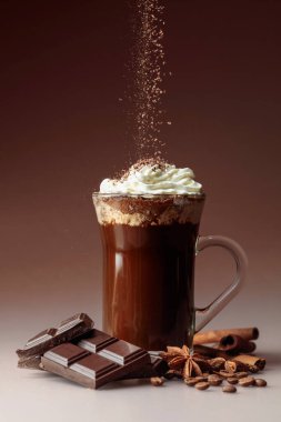 Çikolata kırıntıları serpiştirilmiş kremalı kahve. Malzemeli sıcak bayram içeceği..