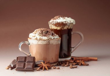 Çikolata kırıntıları serpiştirilmiş kremalı sıcak çikolata ve kahve. Malzemeli sıcak bayram içecekleri..