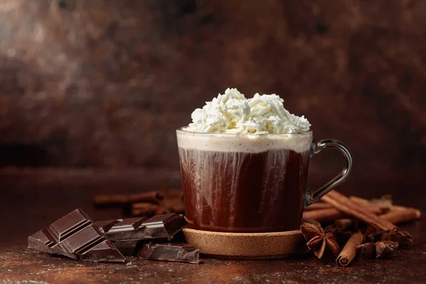 Krem şantili sıcak çikolata. Kahverengi bir masada malzemeli sıcak çikolata..