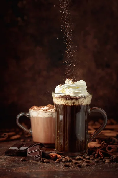 Kahve ve kremalı sıcak çikolata üzerine çikolata kırıntıları serpiştirilmiş..