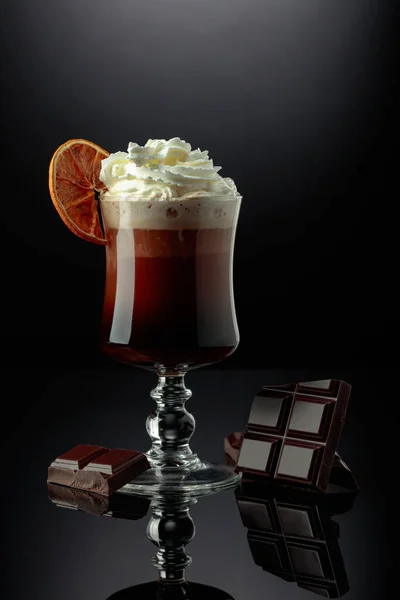 用干橙片装饰的带有奶油的巧克力鸡尾酒 — 图库照片