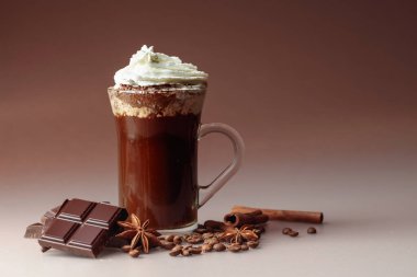 Çikolata kırıntıları serpiştirilmiş kremalı kahve. Boşluğu kopyala.