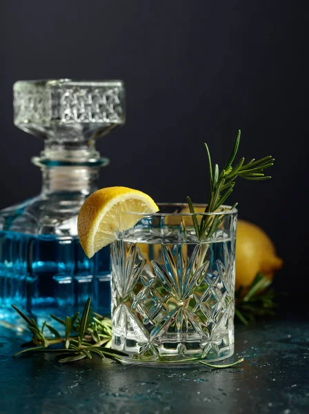 Cocktail Gin Tonic Mit Zitrone Und Rosmarin Kristallglas — Stockfoto