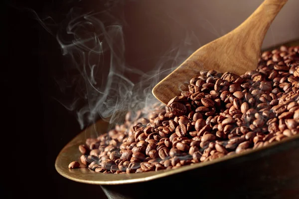 Middelgeroosterde Koffiebonen Zijn Rokerig Een Braadpan Kopieerruimte — Stockfoto