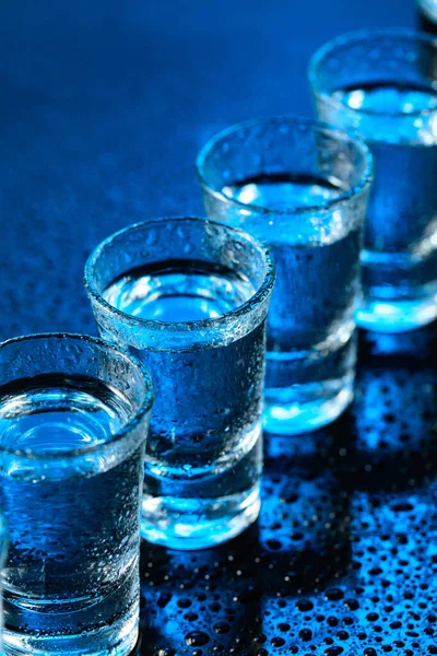 Verres Humides Vodka Sur Fond Bleu Foncé Concentration Sélective — Photo