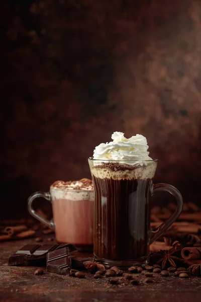 Çikolata Kırıntıları Serpiştirilmiş Kremalı Kahve Sıcak Çikolata Boşluğu Kopyala — Stok fotoğraf