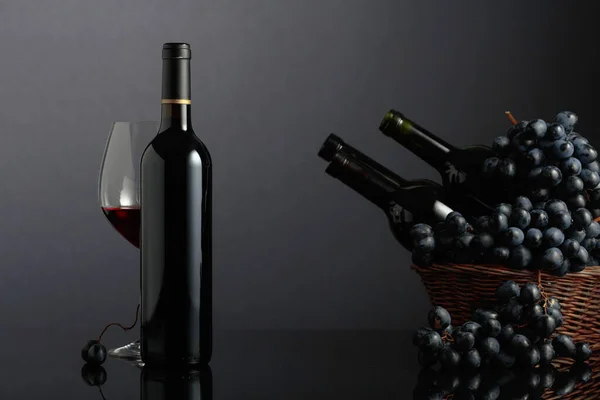 Red Wine Blue Grapes Black Reflective Background Focus Bottle — Stock Photo, Image