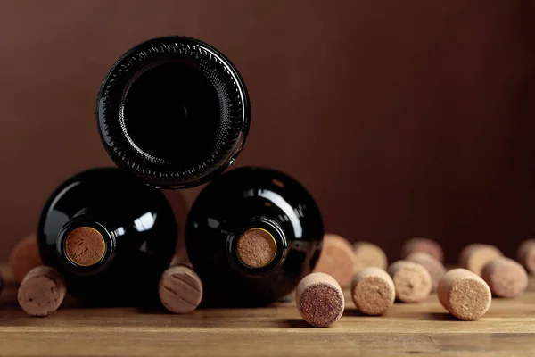 未打开的红酒瓶和酒瓶软木塞放在木制桌子上 复制空间 — 图库照片