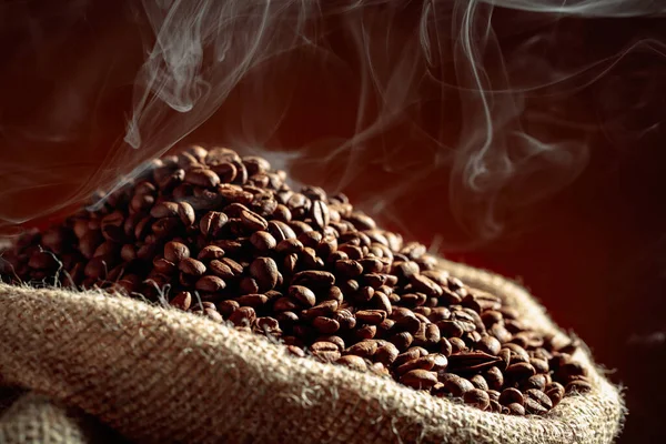 Medelrostade Kaffebönor Rökiga Påse — Stockfoto