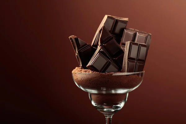 Bardakta Kakao Tozuyla Kırılmış Siyah Çikolata Fotokopi Alanı Olan Kahverengi — Stok fotoğraf