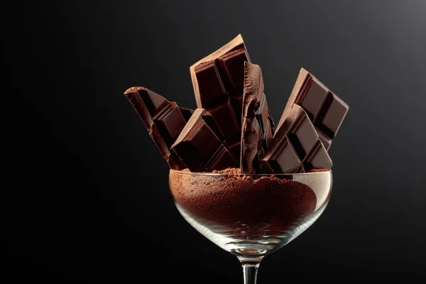 Bardakta Kakao Tozuyla Kırılmış Siyah Çikolata Fotokopi Alanı Olan Siyah — Stok fotoğraf