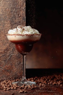 Çikolata parçacıklı kremalı kahve ve çikolata karışımı. Boşluğu kopyala.