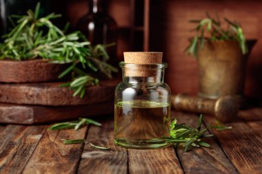 Eski ahşap bir masaya biberiye yağı ya da aşılama. Aromaterapi, spa ve bitkisel ilaç malzemeleri.. 