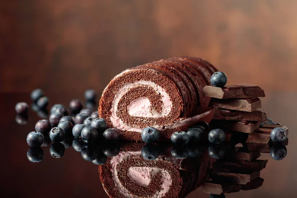 Bolo Rolo Chocolate Com Mirtilos Uma Barra Chocolate Preto Quebrado — Fotografia de Stock