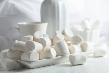 Beyaz ahşap bir masada beyaz şekerlemeler..