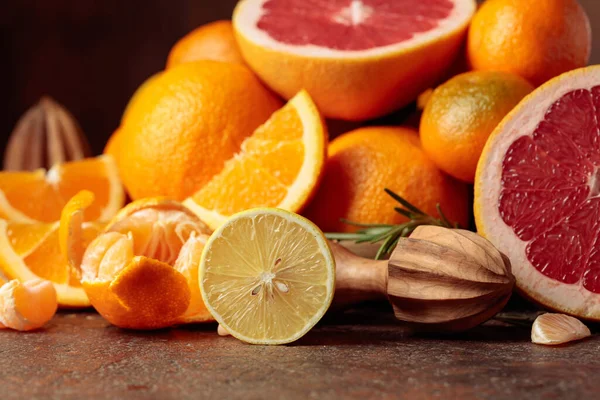 Citrus Fruits Old Brown Table Presented Oranges Grapefruits Lemons Tangerines — Stock Photo, Image