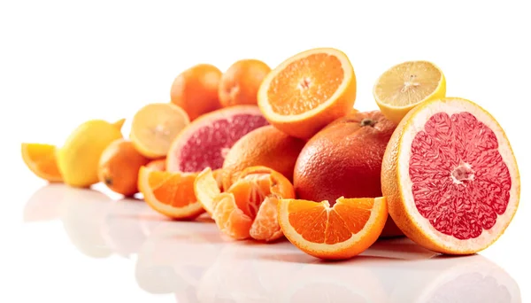 柑橘类水果在白色背景下被分离出来 赠送的有橙子 柠檬和橘子 有选择的重点 — 图库照片