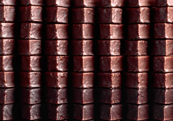 Cukierki Czekoladowe Czarnym Tle Odblaskowym — Zdjęcie stockowe