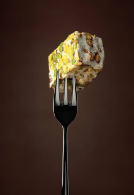 Kahverengi arka planda geleneksel Türk lokumu.