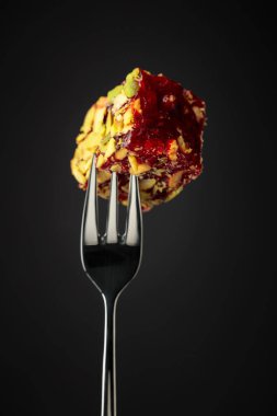 Koyu arkaplanda geleneksel Türk zevki.