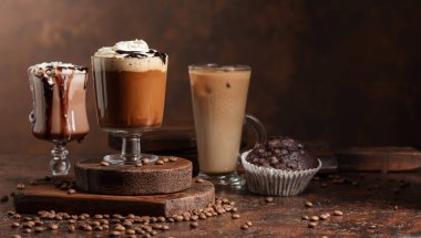 Çikolatalı kek ve kremalı kahve kokteyli..