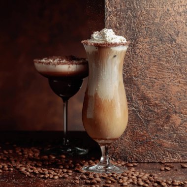 Çikolata parçacıkları serpilmiş kremalı kahve ve çikolata içecekleri. Boşluğu kopyala.