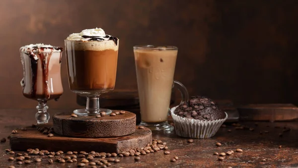 Chokladmuffins Och Kaffedrinkar Med Vispgrädde — Stockfoto