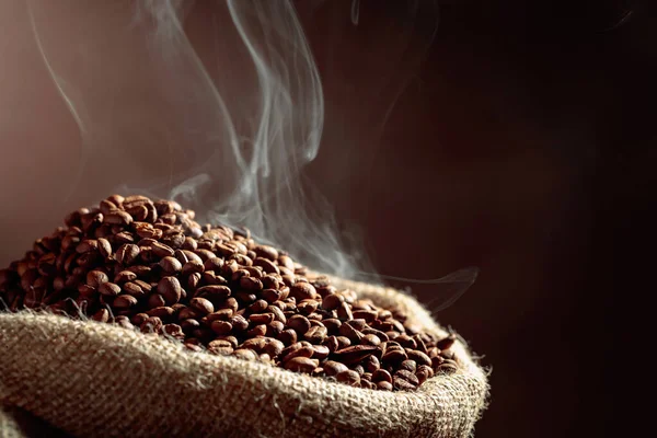 Mittelgroße Geröstete Kaffeebohnen Sind Einem Beutel Mit Klecksen Rauchig — Stockfoto