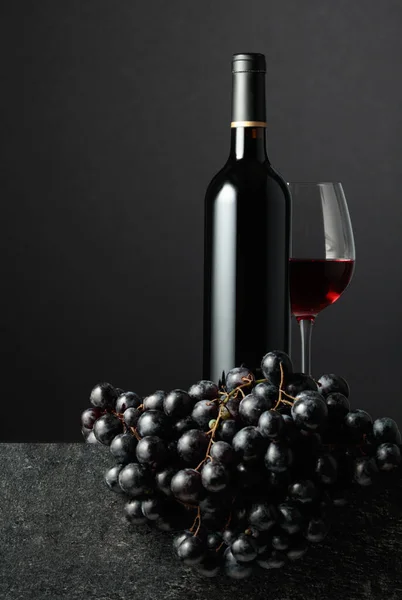 Juicy Blue Grapes Bottle Red Wine Black Background — Stock Photo, Image