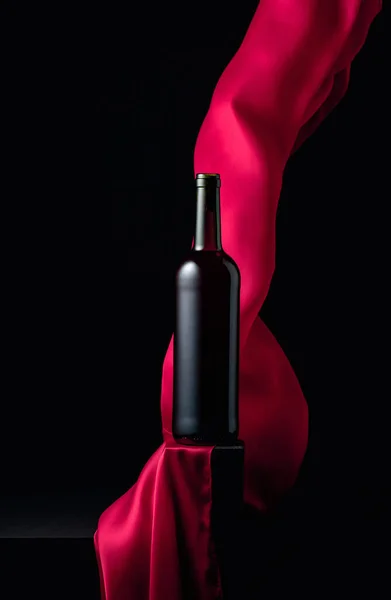 Láhev Červeného Vína Chvění Červené Látky Černém Pozadí — Stock fotografie