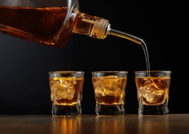 Viski buzlu bardaklara doldurulur..