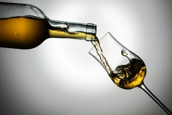 Mag Tulpan Premium Whisky Drycken Hälls Från Flaska Ett Glas — Stockfoto