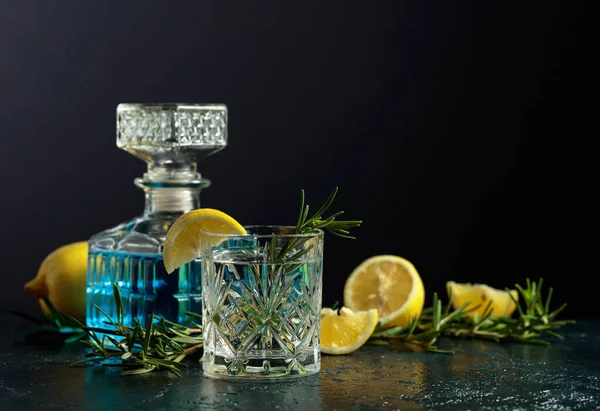 Cocktail Gin Tonic Mit Zitrone Und Rosmarin Kristallglas Kopierraum — Stockfoto