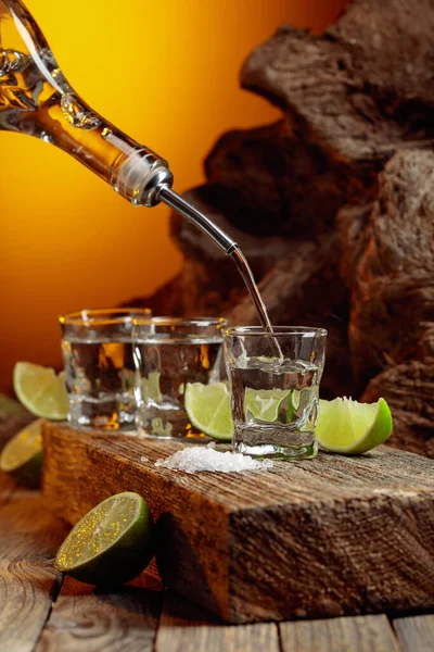 Tequila Wird Aus Einer Flasche Ein Glas Gegossen Ein Starkes — Stockfoto
