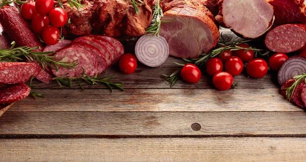 Salami Ham Fresh Sausages Tomato Rosemary Old Wooden Table Meat — Stock fotografie