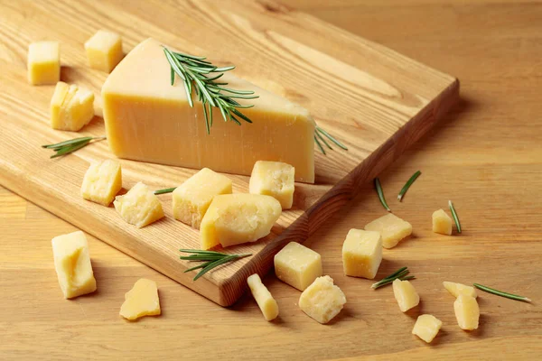 木のまな板にローズマリーとパルメザンチーズ — ストック写真