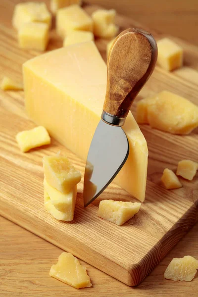 Parmesan Cheese Knife Wooden Cutting Board — ストック写真