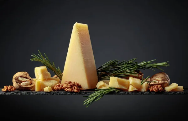 带有迷迭香和核桃的Parmesan奶酪 背景为黑色 — 图库照片