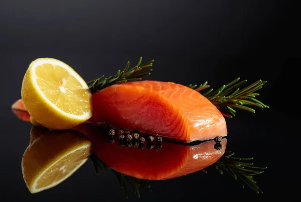 Smocked Salmon Piece Rosemary Lemon Peppercorn Black Reflective Background — Fotografia de Stock