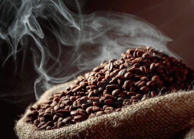 Orta pişmiş kahve çekirdekleri çuval içinde dumanlıdır..