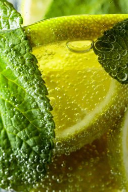 Nane ve limon dilimli karbonatlı içecek..