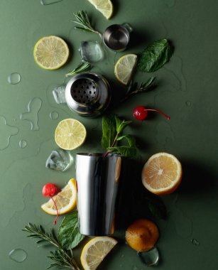 Kokteyl yapmak için malzemelerle karıştırıcı. Yeşil arka plan. Üst görünüm.