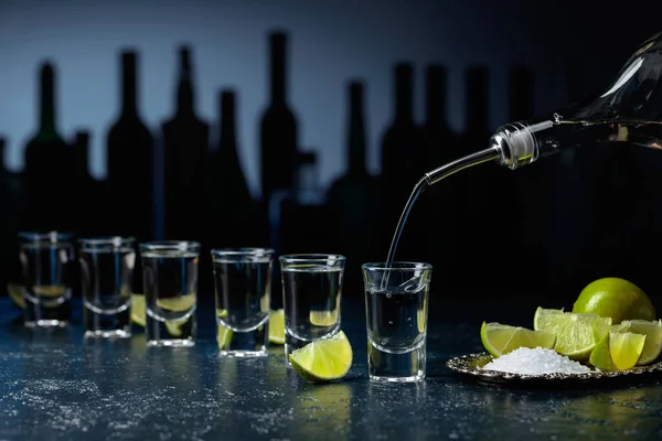 Skott Tequila Med Salt Och Limeskivor — Stockfoto
