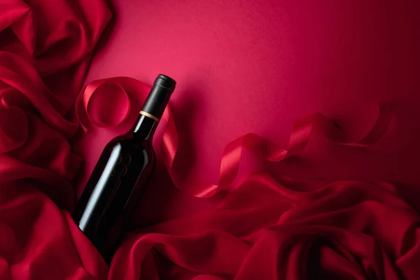 Botella Vino Tinto Sobre Fondo Tinto Vista Superior —  Fotos de Stock