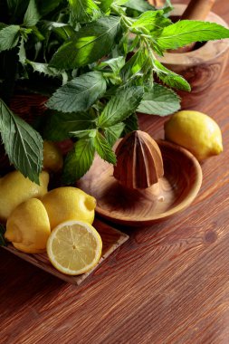 Eski ahşap masada naneli taze limonlar..