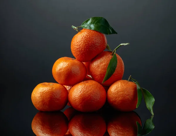 Tangerines Clementines Green Leaves Black Reflective Background — Stock Photo, Image