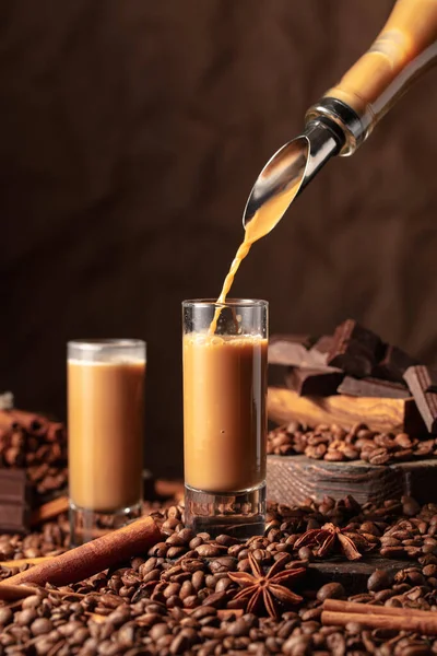 Irish Cream Coffee Liquor Poured Bottle Glass Coffee Beans Cinnamon — Stock Photo, Image