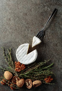 Cevizli peynir, kekik ve biberiye eski bir taş masada. Üst görünüm.